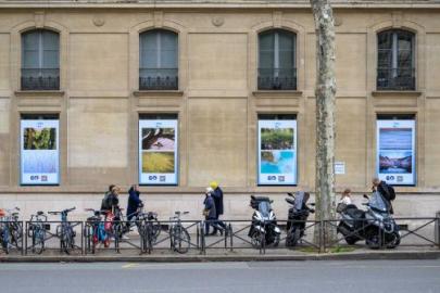 Personnes devant l'hotel de Roquelaure 