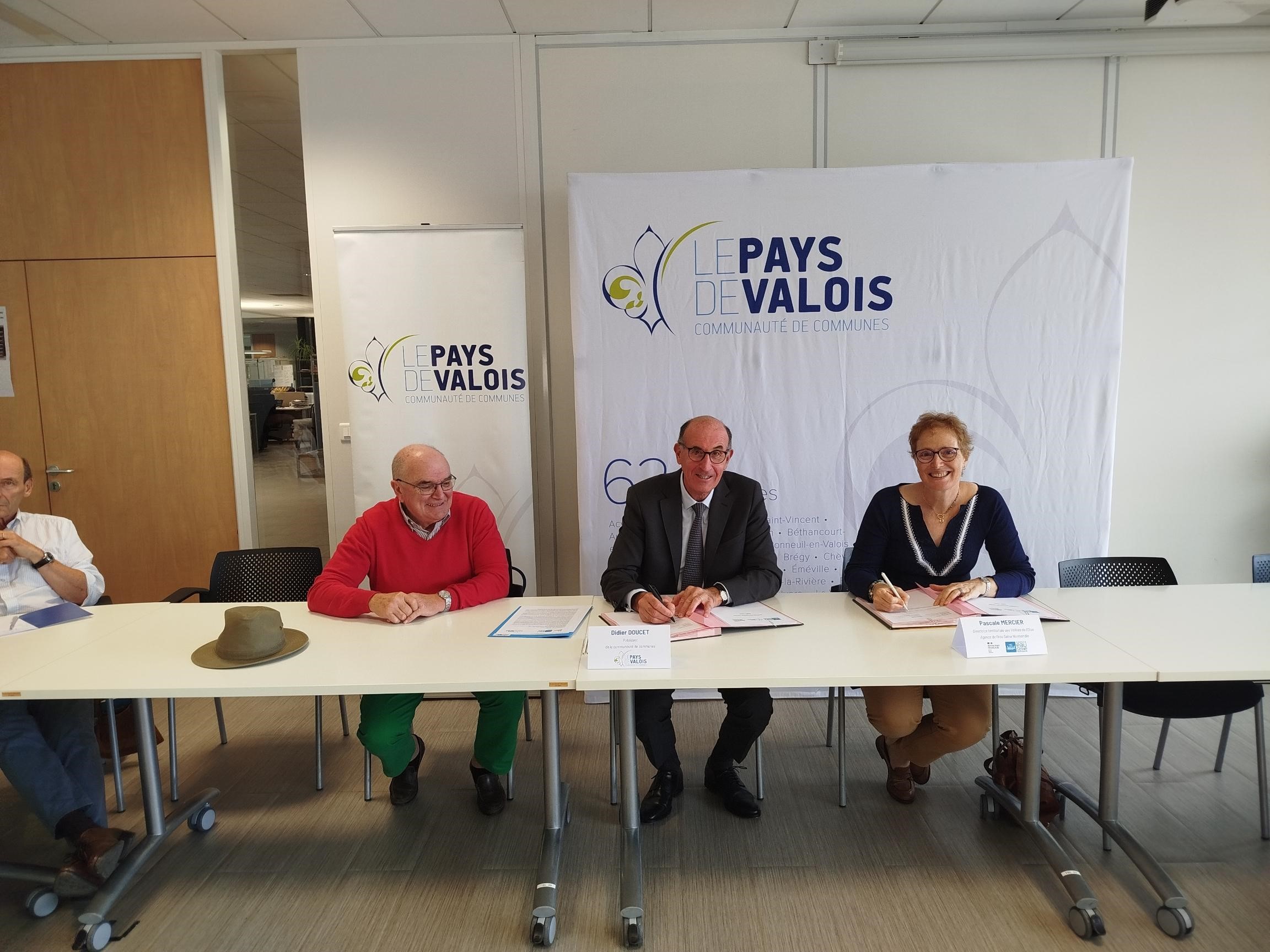 Signature du contrat de territoire du pays de Valois par Didier Doucet et Pascale Mercier