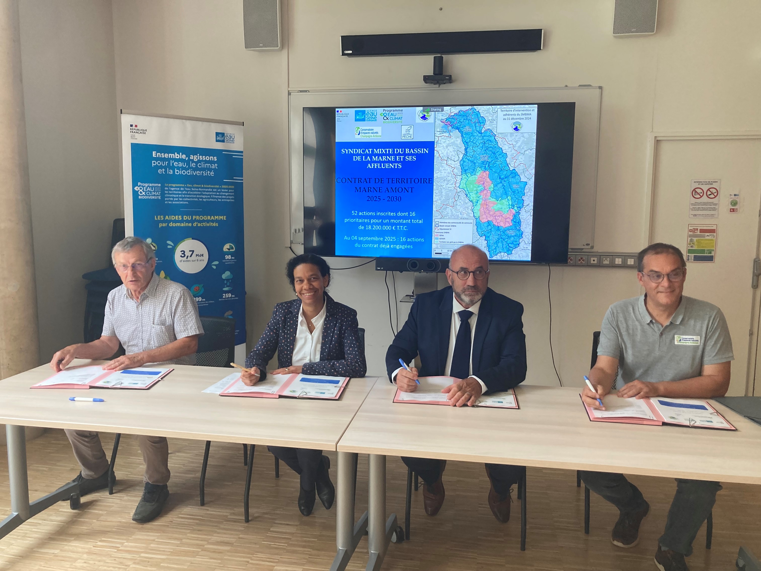 Sandrine Rocard, Philippe Pinon-Guerin, Joël Agnus et Michel Rémond signent le contrat de territoire