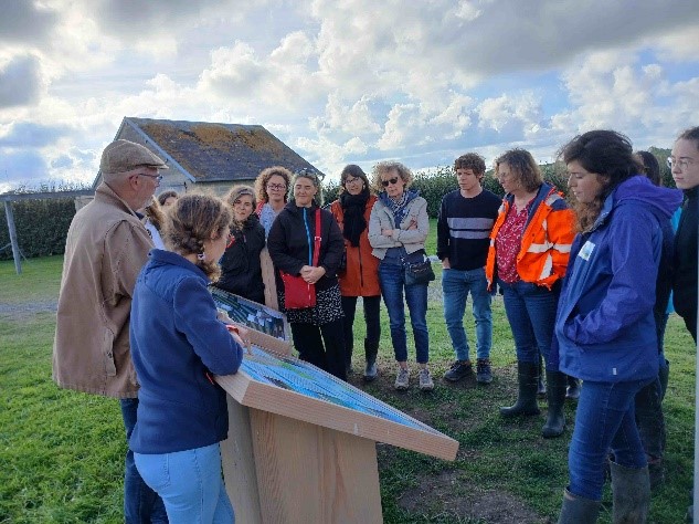 groupe d'animateur regardant un panneau 