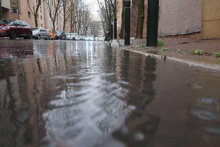 caniveau rempli d'eau