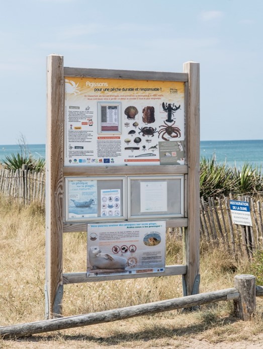 panneau sur une dune 