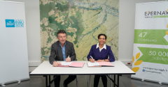 Madame Sandrine ROCARd et Monsieur Franck LEROY signent un contrat de territoire "eau & climatt" 