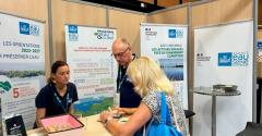 personnes devant le stand de l'agence de l'eau 