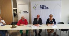 Signature du contrat de territoire du pays de Valois par Didier Doucet et Pascale Mercier